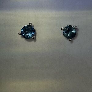 Elegant Blue Sapphire Stud Earrings 14kt white gold